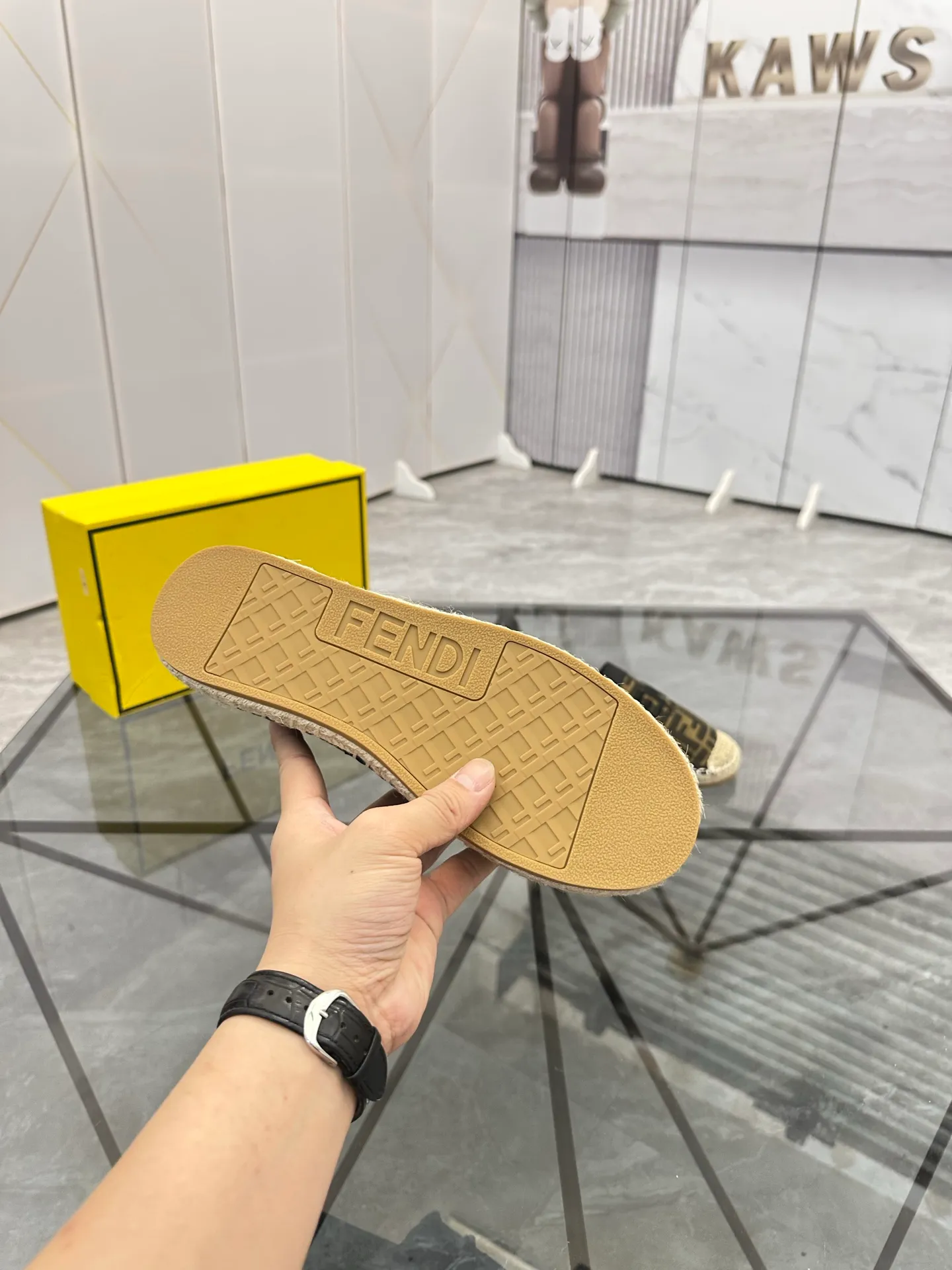 Selling men's shoes 💰: 💰P420¥ Product trademark: Fendi* "Fendi*" low-top fisherman's shoes Regular size: 38-44 (can be customized to 37.45) Product materials: upper imported cowhide stitched with original fabric, sheepskin lining, original outsole. Number: 1023